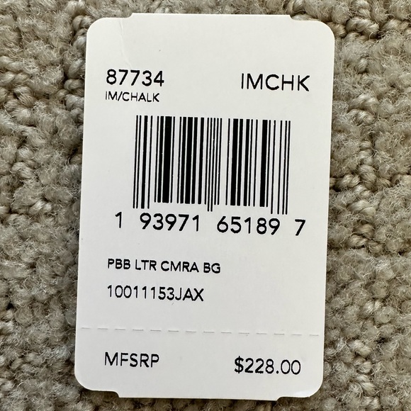 Coach crème crossbody camera bag with flower Coach keychain. - Picture 6 of 7